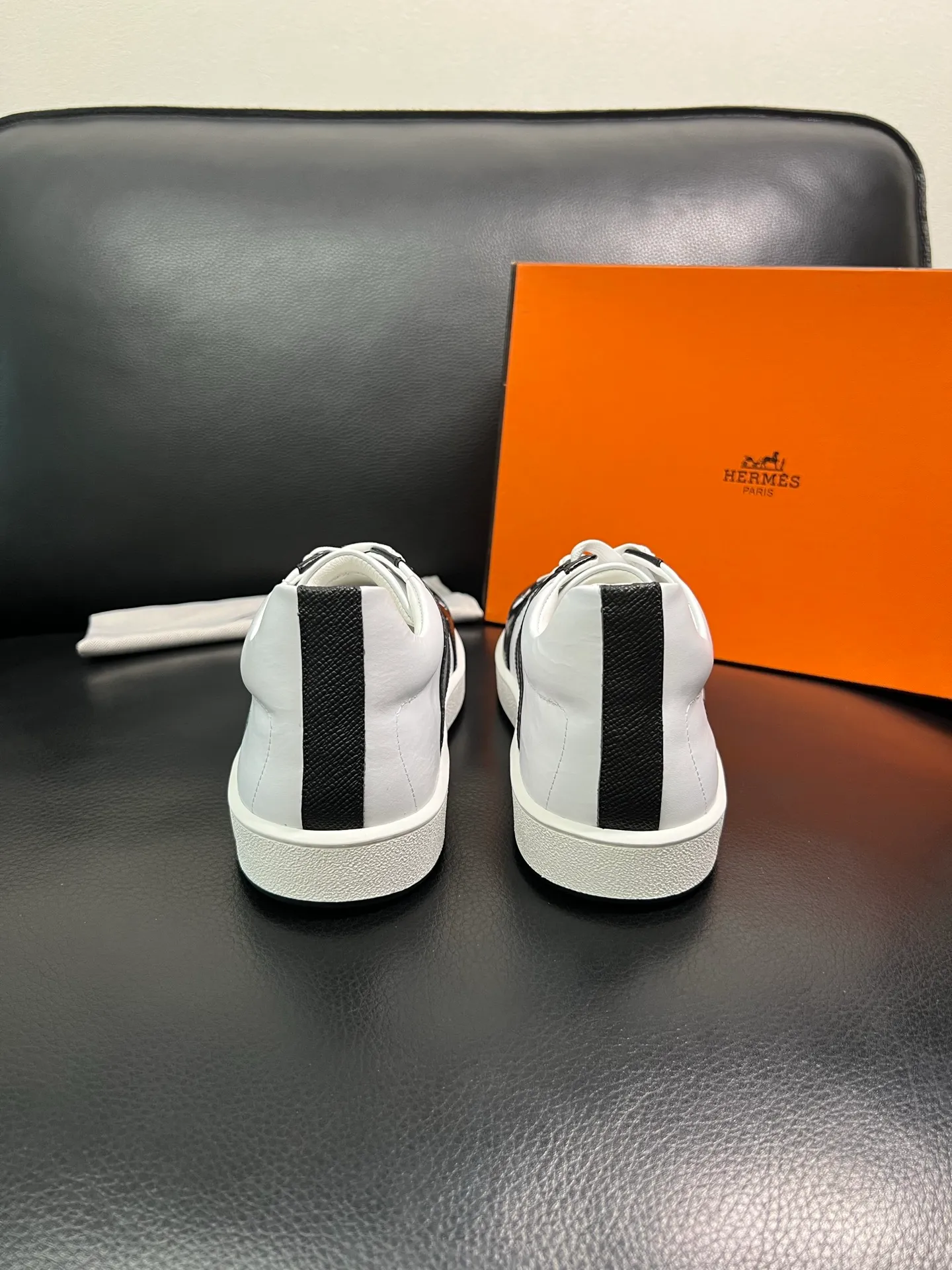 Men's shoes 💰700 Hermes Top Purchasing Agent Hermes counters are on sale at the same time with original factory configuration, original cowhide fabric imported from Italy, high-quality splicing technology, fully imported water-dyed cowhide lining, soles: original soles specially provided by the original factory are super comfortable, the original factory and single goods are of high quality, welcome to compare at the same time at the counter, code number 38-44 (customized 45 46) 85851